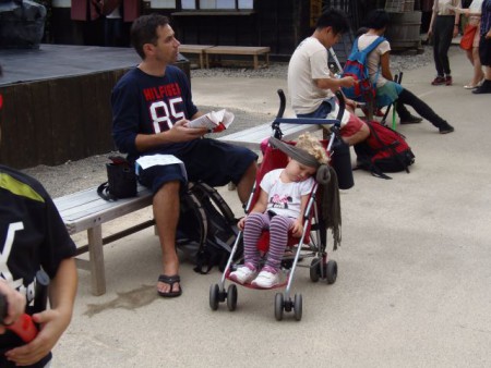 Andi találmánya. Sokan megmosolyogták Jázmin kikötött fejét.